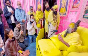 Virat Kohli पत्नी संग पहुंचे प्रेमानंद महाराज के आश्रम, अनुष्का ने कहा- हम आपके हैं महाराज जी