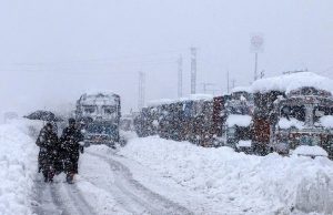 Jammu-Kashmir में भारी बर्फबारी, सड़कें बंद, श्रीनगर एयरपोर्ट से 50 उड़ानें रद्द
