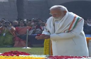 PM Modi ने राजघाट पर महात्मा गांधी की 78वीं पुण्यतिथि पर पुष्पांजलि की अर्पित