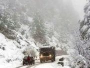 Jammu-Srinagar NH दूसरे दिन भी बंद, बर्फबारी से पहाड़ी इलाकों में जनजीवन ठप