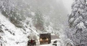 Jammu-Srinagar NH दूसरे दिन भी बंद, बर्फबारी से पहाड़ी इलाकों में जनजीवन ठप