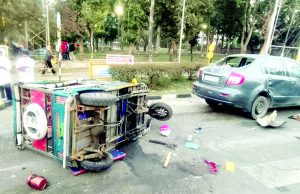 नशे में धुत कार चालक ने ई-रिक्शा, साइकिल व एक कार को मारी टक्कर, 3 लोगों की मौत, 4 घायल