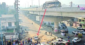 Ludhiana: एलिवेटिड पुल की रिटेनिंग वॉल से टकराया ट्रक, गेहूं से भरी बोरियां गिरी पुल से निचे