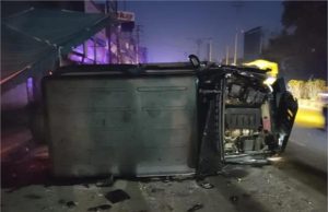 Ludhiana: तेज रफ्तार Thar ने बाइक सवार को उड़ाया, टक्कर इतनी जबरदस्त कि पलट गई गाड़ी