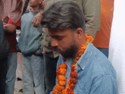 जालंधर में शर्मनाक घटना: चिट्टे की लत से बिगड़ा अकाउंटेंट, परिवार ने माला पहनाकर बाजार में किया पेश