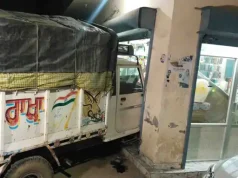 जालंधर में मोबाइल की दुकान में घुसी बोलेरो:महिला और दो बच्चे बाल-बाल बचे, आरोपी ड्राइवर मौके से फरार