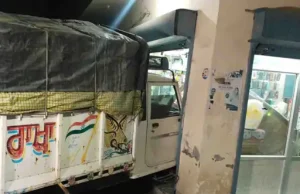 जालंधर में मोबाइल की दुकान में घुसी बोलेरो:महिला और दो बच्चे बाल-बाल बचे, आरोपी ड्राइवर मौके से फरार