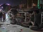 Jalandhar में महिला ने Scorpio ओवरस्पीड दौड़ाई-पलटी:चुनमुन चौक पर हादसा, चकनाचूर हो गई गाड़ी, लोगों ने महिला को निकाला