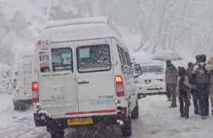 Himachal में भारी बर्फबारी: अटल टनल के पास फंसे 800 से ज्यादा वाहन, रेस्क्यू जारी