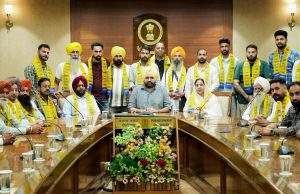 Congress, Akali Dal और BJP को बड़ा झटका, कई नेता आम आदमी पार्टी में हुए शामिल