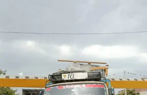 Jalandhar के गाजी गुल्ला अंडर ब्रिज का गार्डर टूटा:लोडेड ट्रक की टक्कर से फिर गिरा, बाल-बाल बचा चालक