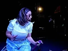 Sunanda Sharma को टच करने कूदा फैन:डरकर चिल्लाई सिंगर, स्टेज छोड़ा, बाउंसरों ने युवक को स्टेज से नीचे फेंका