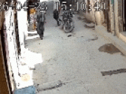 LUDHIANA में NRI महिला की बहादुरी का VIDEO:लुटेरे से भिड़ी, बहन के साथ मिलकर नीचे गिराया, जमकर पिटाई की तो लुटेरा डरकर भागा