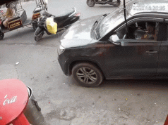 Amritsar Police ने दबोचा लूट का आरोपी:दुकान के बाहर खाना खा रही युवती से की थी स्नैचिंग