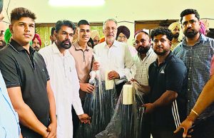 Punjab सेहत मंत्री Dr Balbir Singh ने ग्रामीण इलाकों के युवाओं को 200 खेल किट बांटी