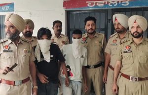 Amritsar Police ने 2 लुटेरे किए गिरफ्तार:फर्जी RC और नकली नंबर प्लेट बरामद, मोबाइल छीनने की कोशिश में युवक हुआ था घायल