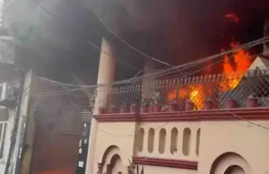 Jalandhar-घर में बने मंदिर में लगी भीषण आग:सिलेंडर फटने से 3 लोग झुलसे, शॉर्ट सर्किट से हादसा
