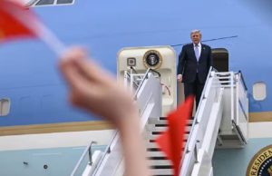 Trump के डेलीगेशन ने कचरे के डिब्बे में फेंके China द्वारा दिए गए गिफ्ट
