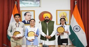 CM भगवंत मान ने 10वीं कक्षा के टॉपर्स को किया सम्मानित, उज्ज्वल भविष्य की दी शुभकामनाएं