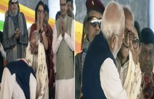 कौन है ये शख्स? पं. बंगाल में खुले मंच पर PM मोदी ने छुए पैर, BJP से है खास नाता