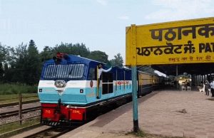 4 साल बाद Pathankot-Jogindernagar ट्रेन सेवा बहाल, यात्रियों में दौड़ी खुशी की लहर