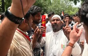 जंतर-मंतर पर Cockroach Janta Party का प्रदर्शन जारी, Education Minister इस्तीफा दो के नारे लगे