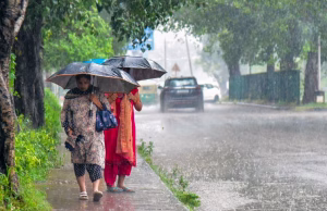 Punjab Weather: पंजाब में मौसम का बड़ा अलर्ट: 50 kmph की रफ्तार से चलेंगी तेज हवाएं, कई जिलों में बारिश की चेतावनी
