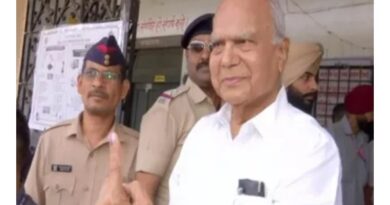 Punjab Governor Banwarilal Purohit casts his vote in Nagpur