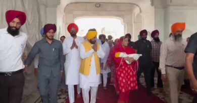 CM Mann with wife and daughter pay obeisance at Golden Temple