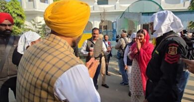 Congress and AAP candidates cross paths at Gurdwara on polling day in Gidderbaha