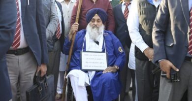 Sukhbir Badal performs sewa at Gurdwara Fatehgarh Sahib