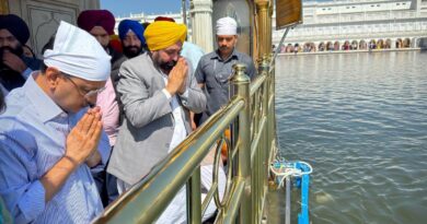 AAP convener Arvind Kejriwal and CM Bhagwant Mann pay obeisance at Sri Harmandir Sahib, Bhagwan Valmiki Tirath Sthal and Sri Durgiana Mandir