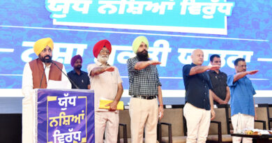 KEJRIWAL AND BHAGWANT MANN ADMINISTER OATH TO PEOPLE FOR BEING WARRIORS AGAINST DRUGS