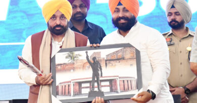 KEJRIWAL AND BHAGWANT MANN ADMINISTER OATH TO PEOPLE FOR BEING WARRIORS AGAINST DRUGS